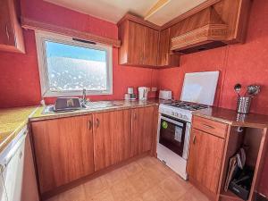 Gallery image of Spacious Caravan For Hire With Decking By The Beach In Suffolk Ref 40094Nd in Lowestoft