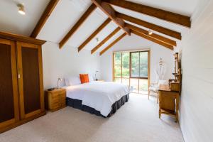 Giường trong phòng chung tại Braeside Mount Macedon Country Retreat Bed and Breakfast