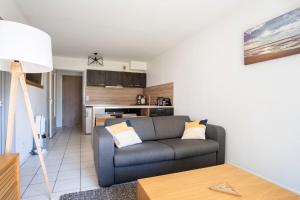 Η κουζίνα ή μικρή κουζίνα στο Bright 2-bedroom with balcony near airport