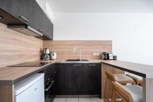 Η κουζίνα ή μικρή κουζίνα στο Bright 2-bedroom with balcony near airport +4 φωτογραφίες