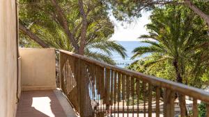 un balcón con vista al mar en Casa Baia Chiara, air-con, fronte spiaggia, en Cala Gonone
