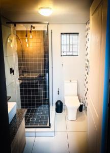 Et badeværelse på The Cottage Self-Catering Accommodation