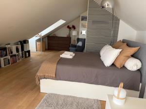 Giường trong phòng chung tại Magnífico quarto com WC privativo Augusta Street