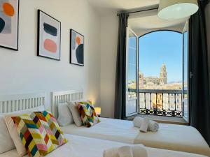 A bed or beds in a room at Apartamentos Alcazaba