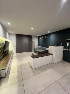 A kitchen or kitchenette at Samcri Luxury Home