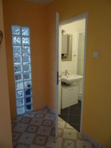 a bathroom with a sink and a mirror at Mieszkanie gościnne Eva in Krapkowice