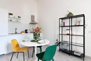 kuchnia z białym stołem i krzesłami w obiekcie Casa Clara - Lecce Selection w mieście Lecce +21 zdjęć
