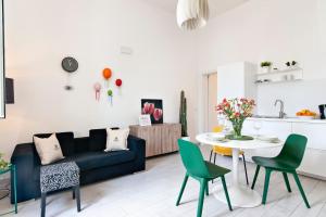 salon z kanapą i stołem w obiekcie Casa Clara - Lecce Selection w mieście Lecce