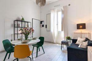 salon ze stołem i kanapą w obiekcie Casa Clara - Lecce Selection w mieście Lecce