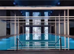 una piscina con agua azul en un edificio en Tsar Samuil Hotel, en Strumica