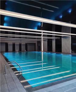 Una gran piscina con agua azul en un edificio. en Tsar Samuil Hotel, en Strumica
