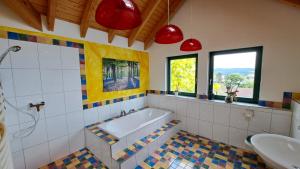 Bilik mandi di Greenheart - Sauna, Terrasse, BBQ, Fernsicht, Kamin +35 gambar