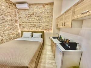 Postel nebo postele na pokoji v ubytování TRAVELLERS CORFU TOWN Luxury Suites, Studios & Apartments