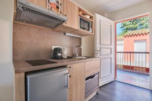 Dapur atau dapur kecil di Résidence Odalys Le Village Camarguais Les Gardians