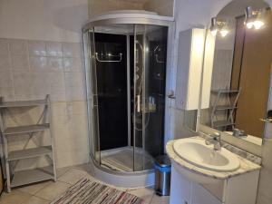 Ένα μπάνιο στο Appartement face à la mer , récent tout équipé