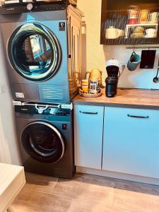 a kitchen with a washer and a washing machine at Business Apartment Karlsruhe Südwest in Karlsruhe