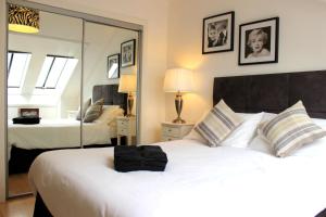 Un pat sau paturi într-o cameră la Bego's Apartment