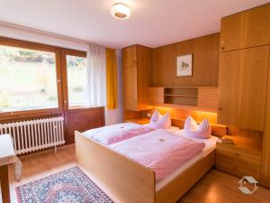 a bedroom with a large bed in a room at Enri Theater und Pension Bruderhaus in Altensteig