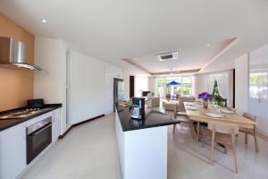 Kuchyň nebo kuchyňský kout v ubytování BAAN RIM TALAY - Beach Side 2 Bed Pool Villa