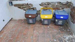 eine Gruppe von drei Mülltonnen neben einer Wand in der Unterkunft Quattro stagioni appartamento Autunno in Castiglione del Lago