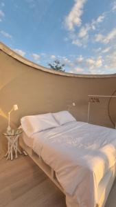 Voodi või voodid majutusasutuse Atmosfera Bubble Glamping toas