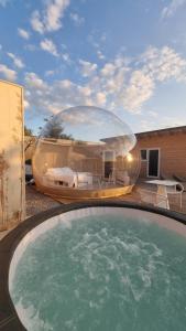 Bassein majutusasutuses Atmosfera Bubble Glamping või selle lähedal