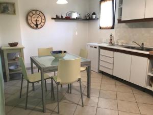 a kitchen with a table and chairs in a kitchen at Villa Barracuda in Nisporto