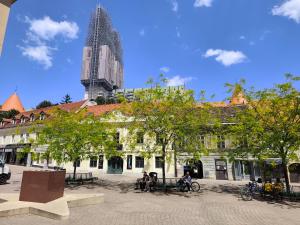 budynek z wieżą zegarową w tle w obiekcie Room Marija w Zagrzebiu