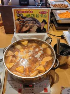 姫路市にあるホテルクラウンヒルズ姫路の秤の上に置かれた鍋に入った食べ物