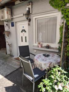 stół i dwa krzesła przed oknem w obiekcie Room Marija w Zagrzebiu +7 zdjęć