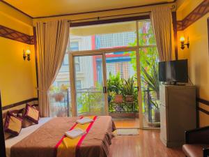 Postel nebo postele na pokoji v ubytování BI SAIGON Hotel - BUI VIEN WALKING STREET