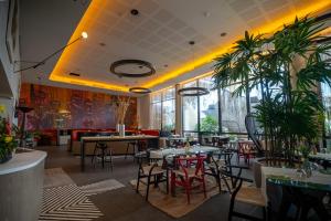 ONOMO Hotel Abidjan餐厅或其他用餐的地方