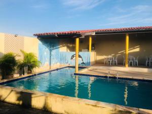 een zwembad voor een huis bij Chácara GLclube 