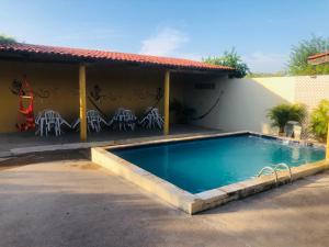een zwembad voor een huis bij Chácara GLclube 