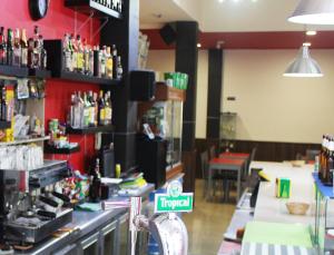 The lounge or bar area at Alcaravaneras Hostel