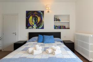 una camera da letto con un letto con asciugamani sopra di Tata's Room a Cernobbio