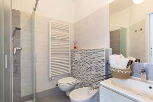 un bagno con wc, lavandino e doccia di Tata's Room a Cernobbio