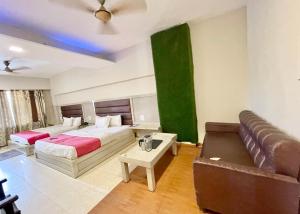 Postel nebo postele na pokoji v ubytování PREMIUM HOTEL S D Near Railwary Station Maa Mansa Devi Temple - Fully Air conditioned Room - Lift And Parking Available -Best Hotel In Haridwar + 10 fotografií