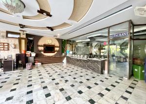 Vstupní hala nebo recepce v ubytování PREMIUM HOTEL S D Near Railwary Station Maa Mansa Devi Temple - Fully Air conditioned Room - Lift And Parking Available -Best Hotel In Haridwar