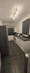 una cocina con 2 lavadoras y secadoras. en Newland House, Serviced Accommodation, en Frodingham