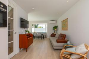 a living room with a couch and a table at Vakantiehuis Westkapelle dichtbij strand in centrum in Westkapelle
