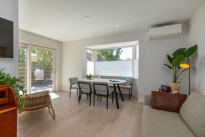 a living room with a table and chairs at Vakantiehuis Westkapelle dichtbij strand in centrum in Westkapelle