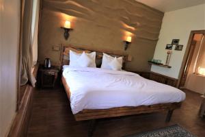 Postel nebo postele na pokoji v ubytování Beholden Stay and Cafe - A Luxury Boutique Hotel in Manali
