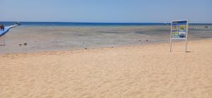 シャルム・エル・シェイクにあるSharm hills sea viewの砂浜の看板