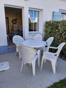 Patio nebo venkovní prostory v ubytování Résidence Marie Galante Locmaria avec piscine