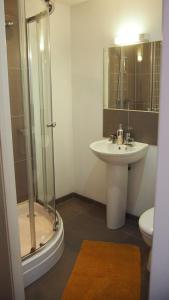 a bathroom with a sink and a shower and a toilet at 3 BedRoom Ensuite Apartment 100 Apartment Leicester Min 2 weeks in Leicester