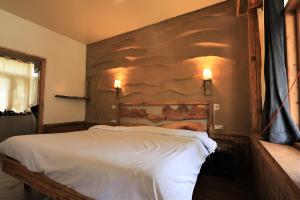 Postel nebo postele na pokoji v ubytování Beholden Stay and Cafe - A Luxury Boutique Hotel in Manali