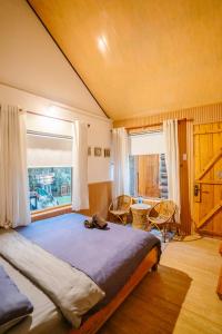 una camera da letto con un letto grande e una finestra di Hoàng Gia Trang a Da Lat Altre 37 foto