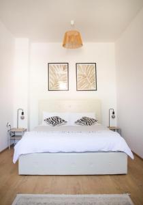 Ένα ή περισσότερα κρεβάτια σε δωμάτιο στο Urban Jungle Apartment 2 - Free Parking +9 φωτογραφίες