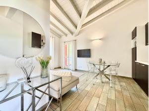 a living room with a table and a couch at Golf 1 - Manerba del Garda in Polpenazze del Garda